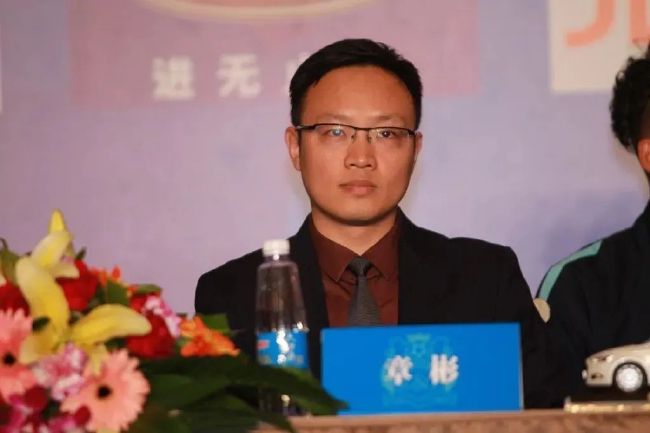 午夜精品在线视频